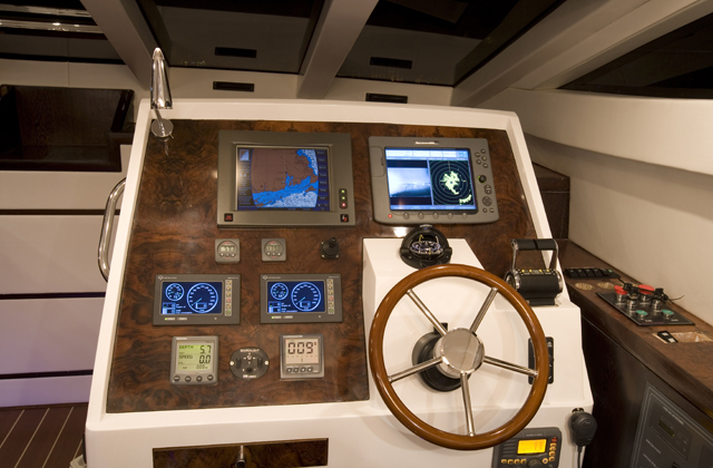 M2 60 helm and navigation instruments